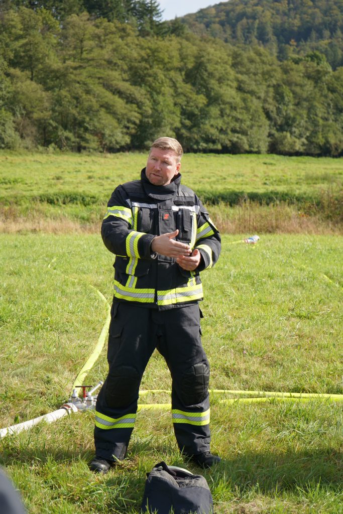 Übungsbild einer Schulung von Feuerwehrschulungen zum Thema Maschinisten.