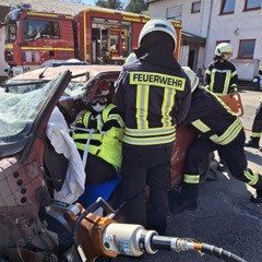 Übung der Feuerwehr, technische Hilfeleistung