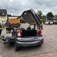 Übung der Feuerwehr, technische Hilfeleistung. Dach eines Fahrzeuges wird geöffnet