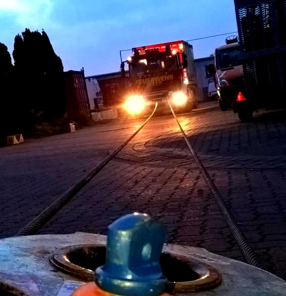 Feuerwehrfahrzeug bei Nacht, technische Hilfeleistung