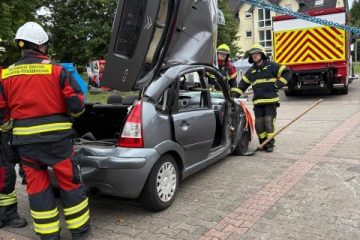 Übung der Feuerwehr, technische Hilfeleistung